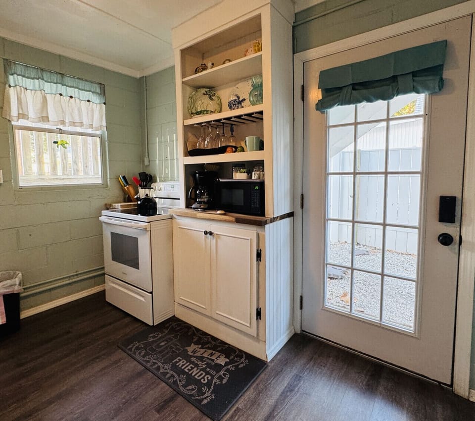 Turtle`s Beach House (lower) - fully stocked kitchen, drip coffee maker, microwave, and dishwasher.