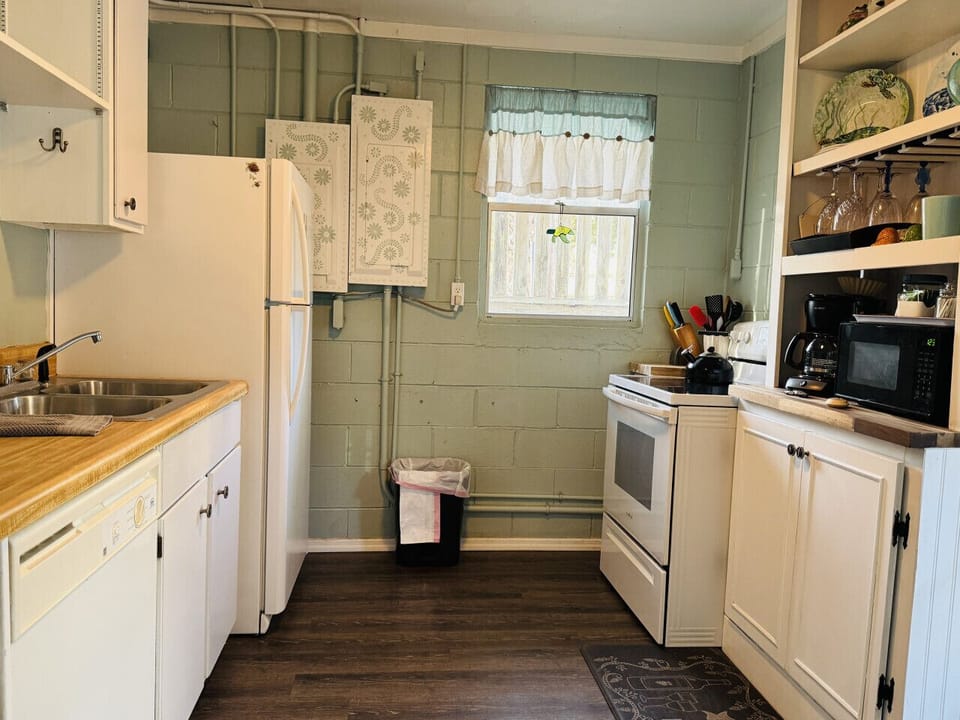 Turtle`s Beach House (lower) - fully stocked kitchen, drip coffee maker, microwave, and dishwasher.