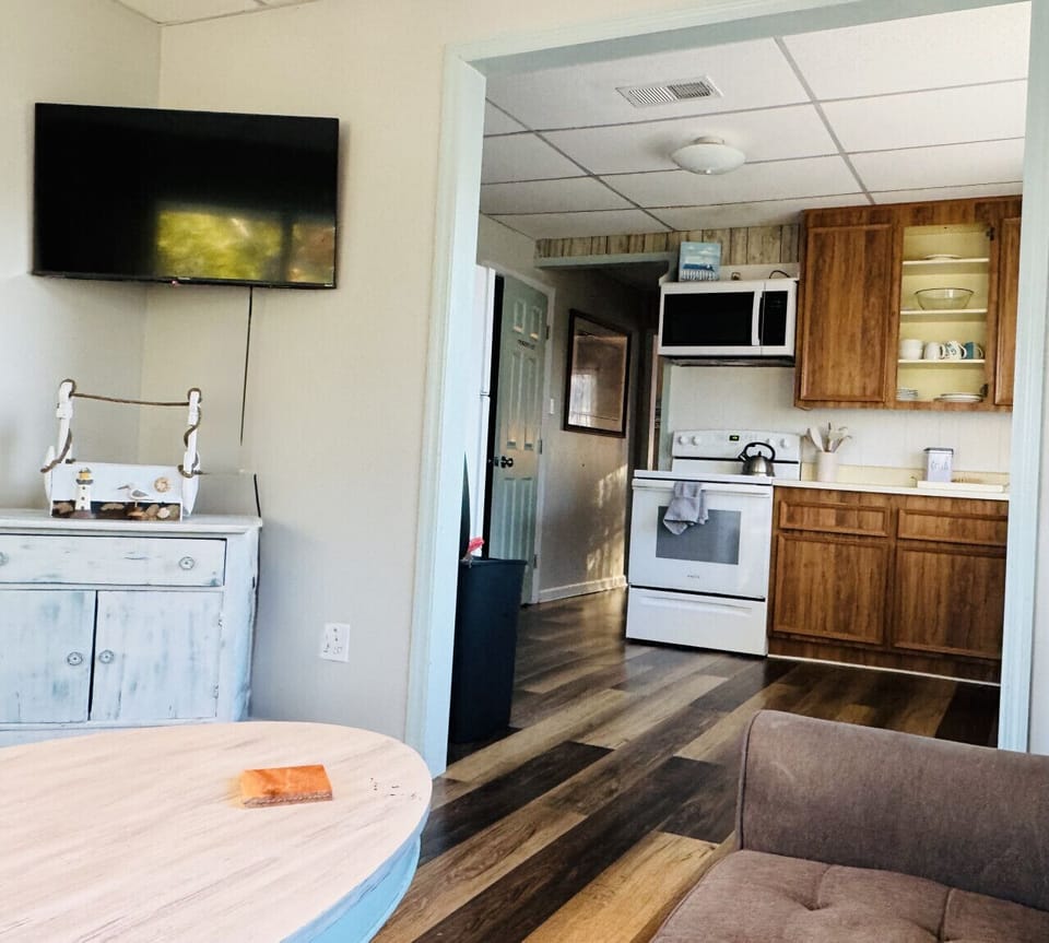 Seagull`s Nest Living room open to the fully stocked kitchen (no dishwasher)