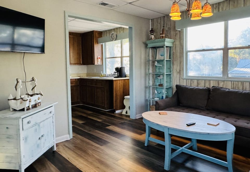 Seagull`s Nest Living room open to the fully stocked kitchen (no dishwasher)