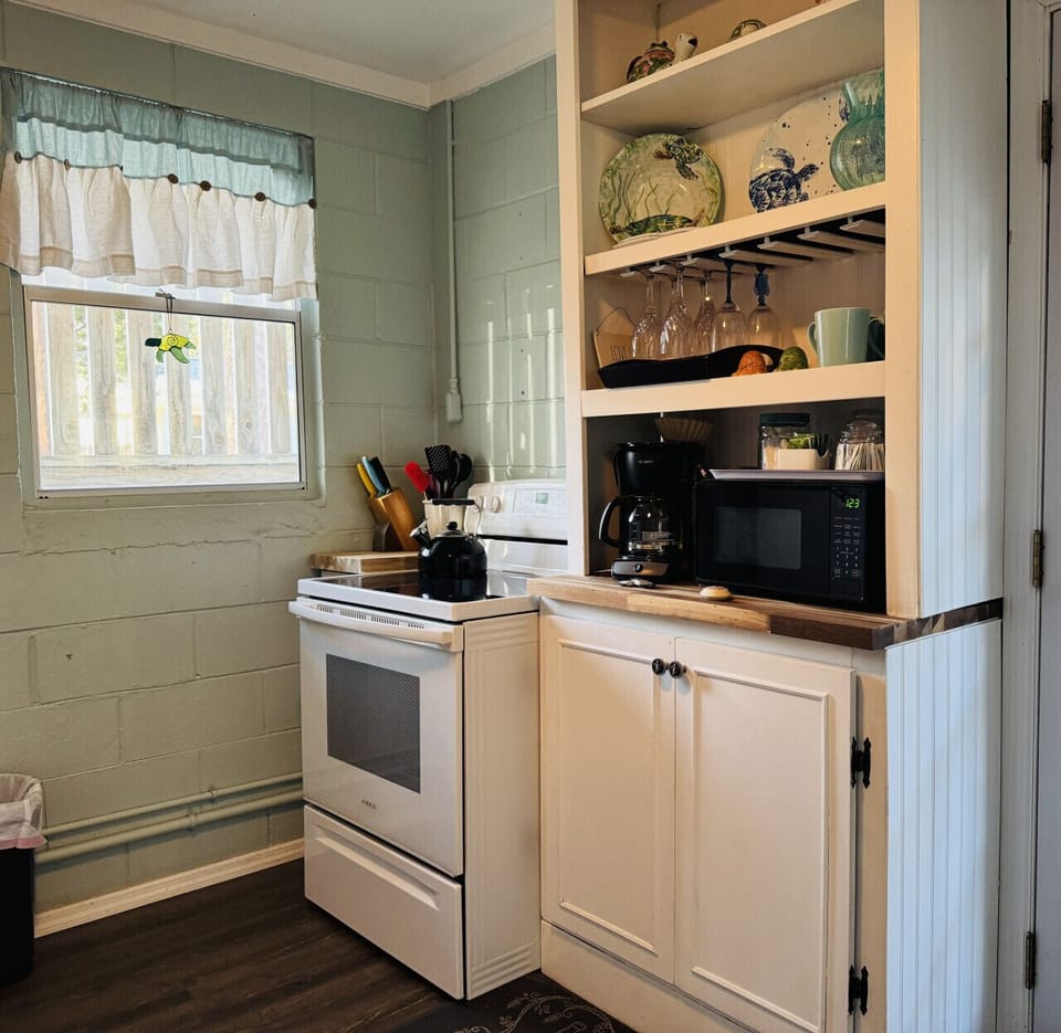 Turtle`s Beach House (lower): Fully stocked kitchen with dishwasher, electric range, fridge/freezer, microwave, drip coffee maker and coffee..