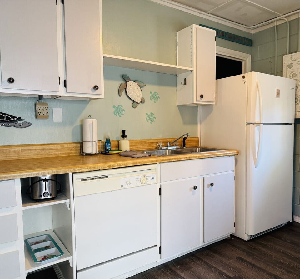 Turtle`s Beach House (lower): Fully stocked kitchen with dishwasher, electric range, fridge/freezer, microwave, drip coffee maker and coffee..