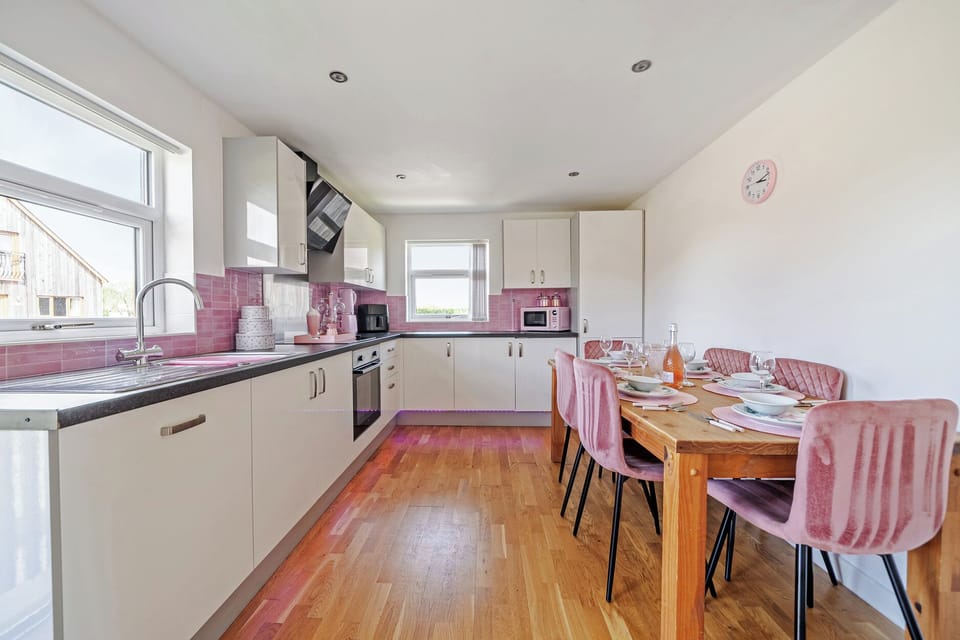 Cottage | Private kitchen | Fridge, microwave, dishwasher, toaster
