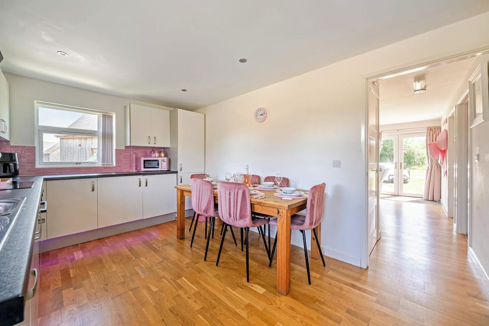 Cottage | Private kitchen | Fridge, microwave, dishwasher, toaster
