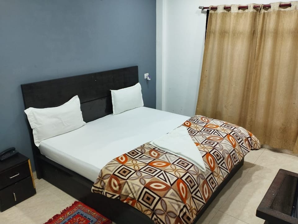 Classic Double or Twin Room | In-room safe, desk, laptop workspace, blackout drapes