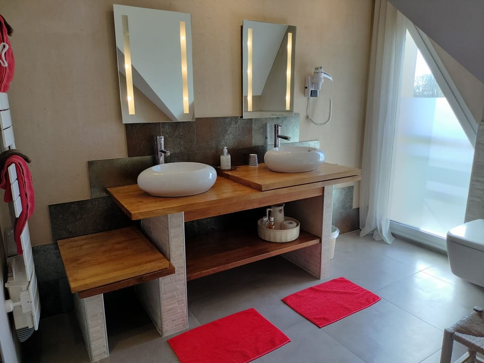 Double Room, Garden View | Bathroom | Shower, towels, soap, shampoo