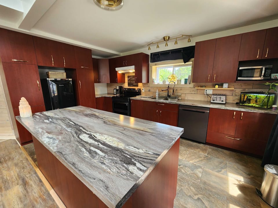 Cuisine toute équipée / Fully furnished kitchen