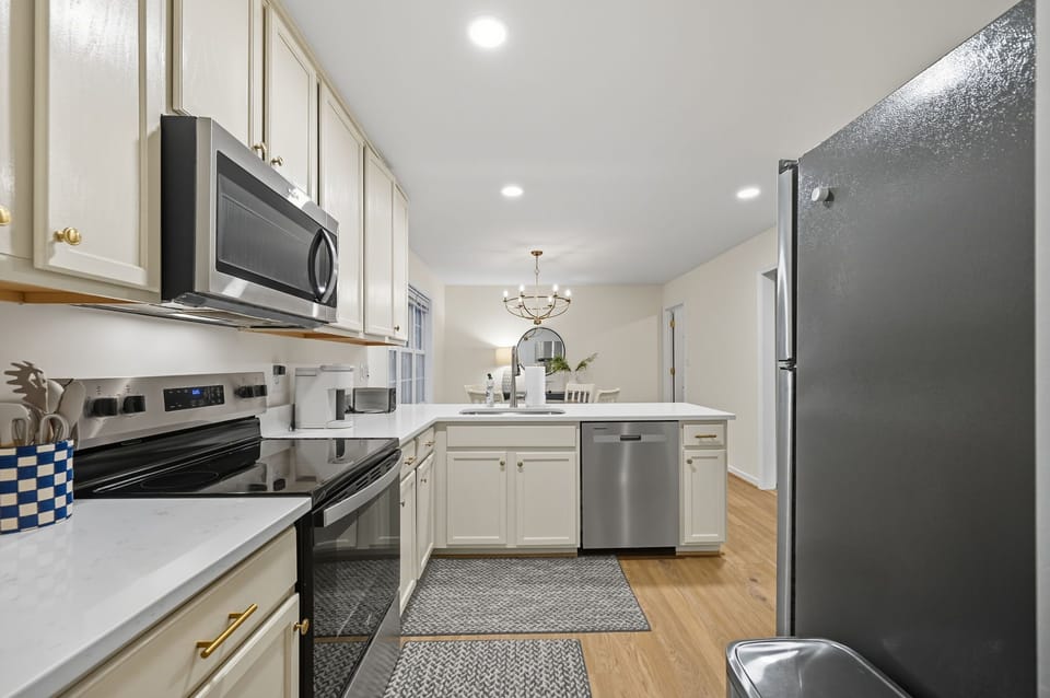 Fully equipped kitchen ideal for cooking and settling into a daily routine.