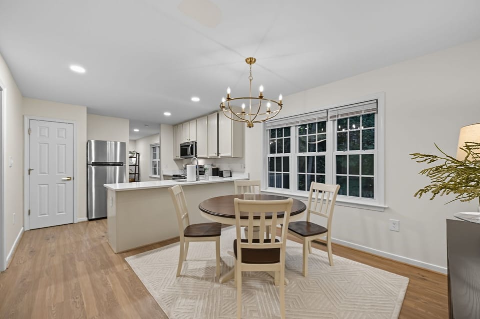 Fully equipped kitchen ideal for cooking and settling into a daily routine.