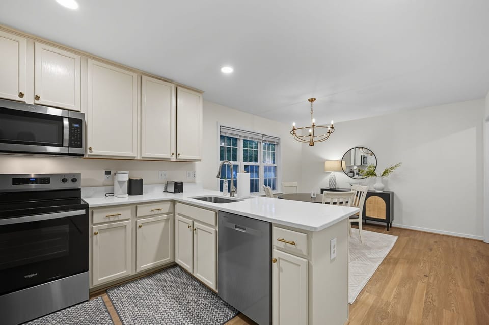 Fully equipped kitchen ideal for cooking and settling into a daily routine.