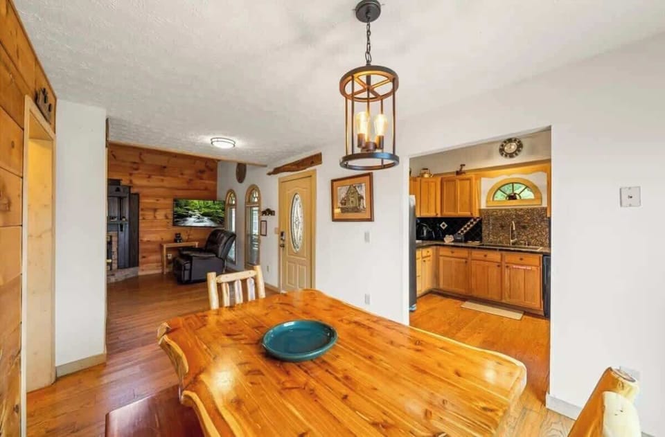 A rustic dining space perfect for family meals and cabin memories.