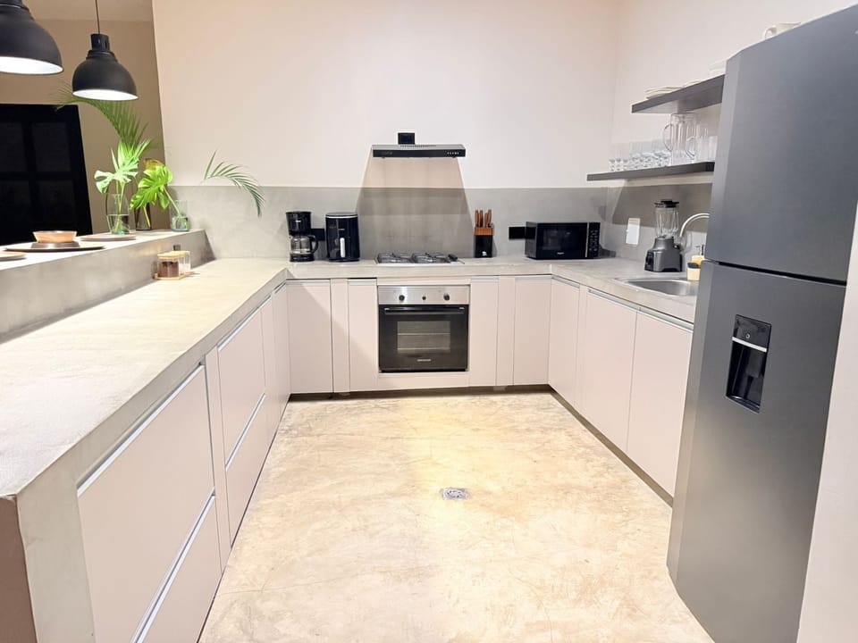Family House, 5 Bedrooms | Private kitchen | Griddle