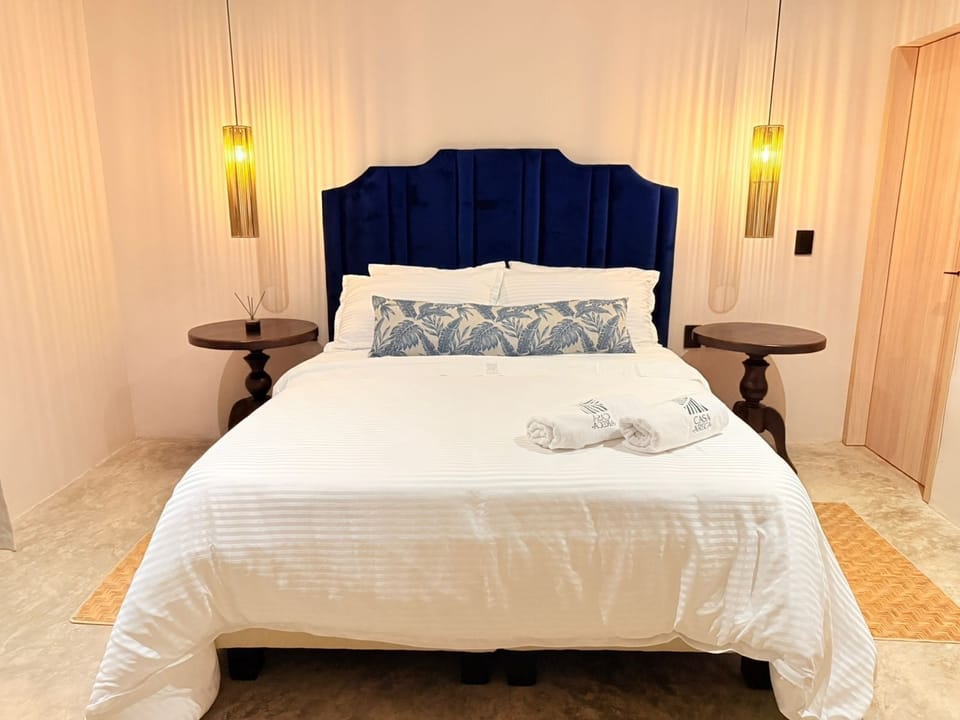 Premium bedding, in-room safe, laptop workspace, iron/ironing board