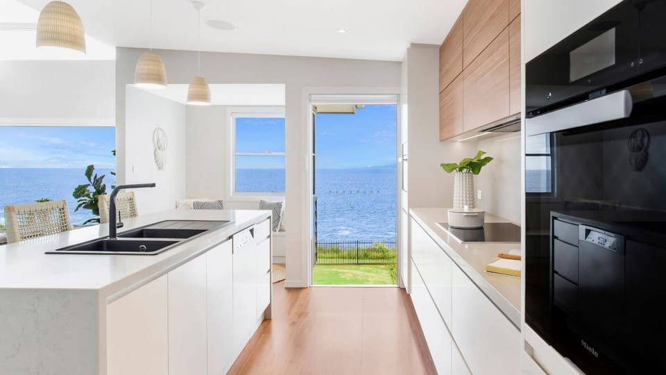 Salt n Sol | Upstairs chefs kitchen | Breaklfast bar | Oven | Induction cooktop | Dishwasher | WiFi | Views oceans 