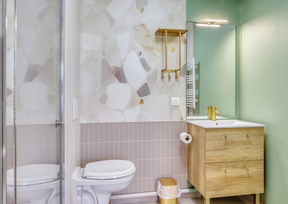 Salle de bain avec WC 
