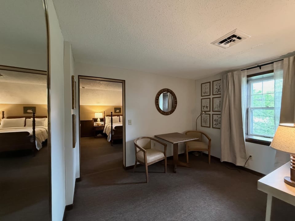 Premium Room, 1 Queen Bed, Non Smoking | Laptop workspace, blackout drapes, iron/ironing board (on request)