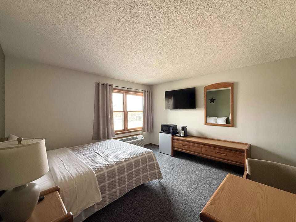 Classic Room, 1 Queen Bed, Non Smoking | Laptop workspace, blackout drapes, iron/ironing board, free WiFi