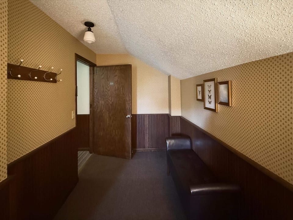 Premium Room, 1 Queen Bed, Non Smoking | Laptop workspace, blackout drapes, iron/ironing board, free WiFi