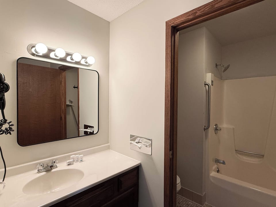 Combined shower/tub, rainfall showerhead, free toiletries, hair dryer
