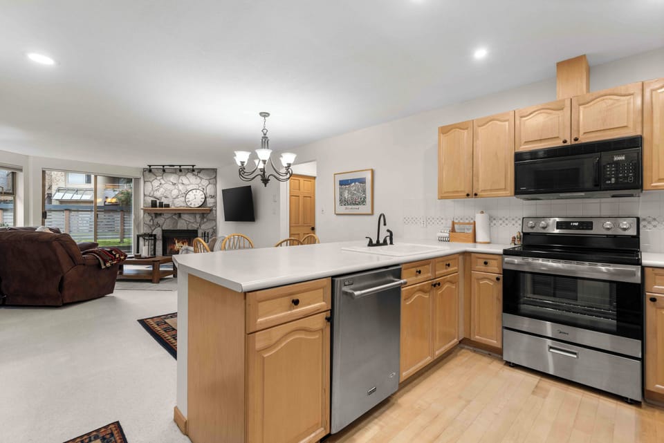 Condo | Private kitchen | Coffee/tea maker, toaster