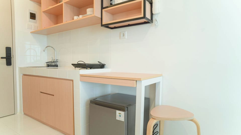 Standard Studio | Private kitchen | Fridge, stovetop, electric kettle, cookware/dishes/utensils