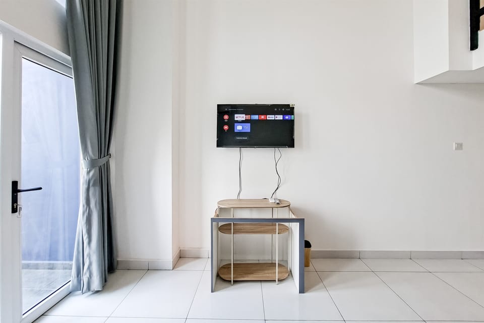 Standard Apartment | Television