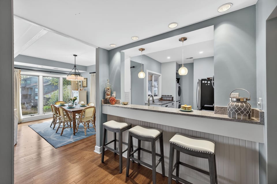 Fully Equipped Kitchen- 3 bar stools for extra seating