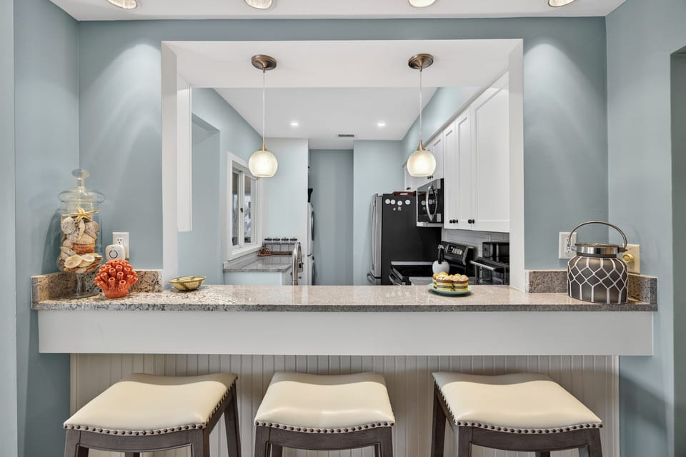 Fully Equipped Kitchen- 3 bar stools for extra seating