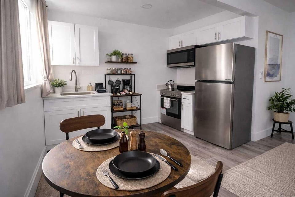 Standard Studio, Kitchenette | Private kitchen | Fridge, microwave, oven, stovetop