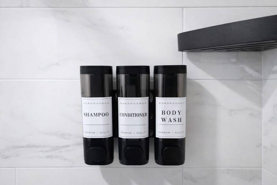 Comfort Studio, Kitchenette | Bathroom amenities | Shower, towels, soap, shampoo
