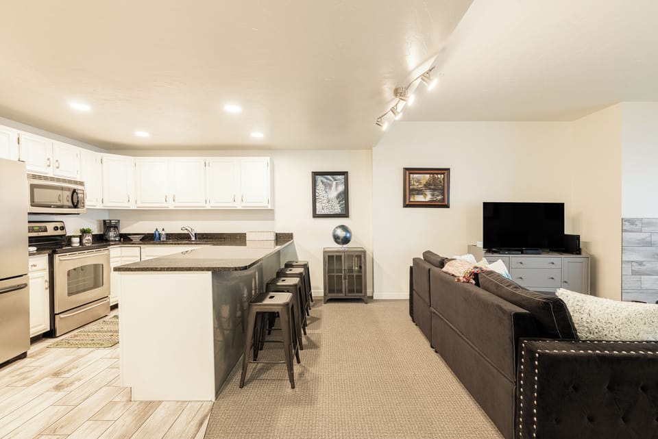 Fully equipped kitchen with breakfast bar