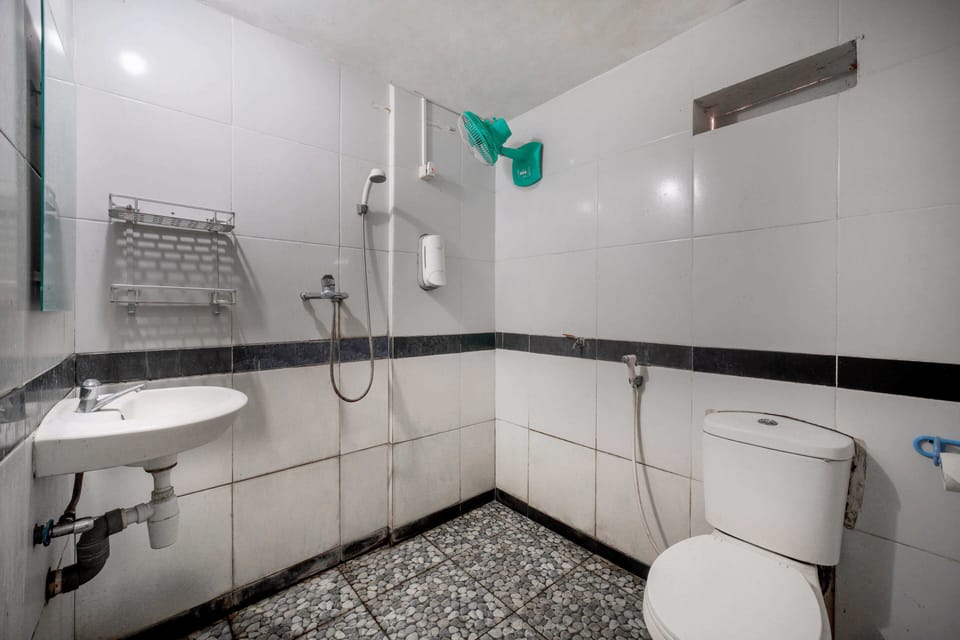 Superior Double Room | Bathroom | Shower, bidet, towels
