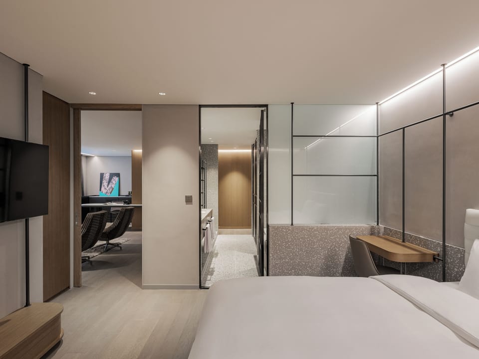 Suite (Artist) | In-room safe, blackout drapes, iron/ironing board, free WiFi