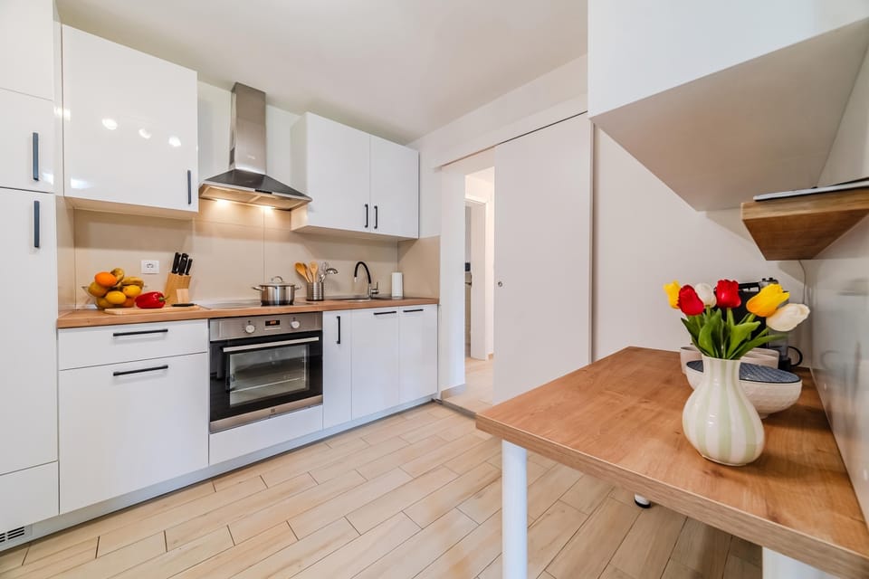 Family House, 4 Bedrooms, 2 Bathrooms (The Blue House with Sauna & Jacuzzi) | Private kitchen