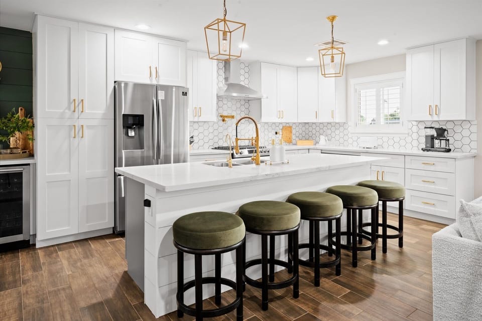 Gather in a chef‑inspired kitchen where mornings start with Moccamaster drip coffee and evenings unfold into shared meals and easy conversation. Sip a drink from the wine bar or unwind with tea from the Fellow kettle and our curated tea selection.