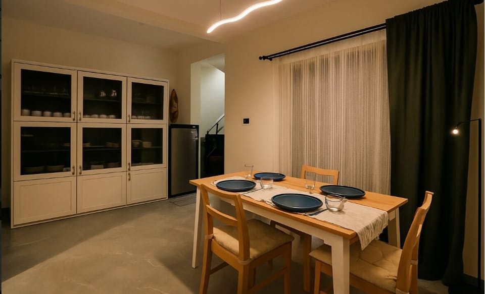 Comfort Villa, Balcony, Garden View | Dining