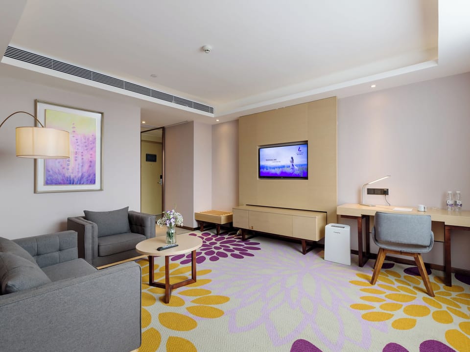 Business Suite, City View | Living area | 55-inch LED TV with cable channels, first-run movies, pay movies