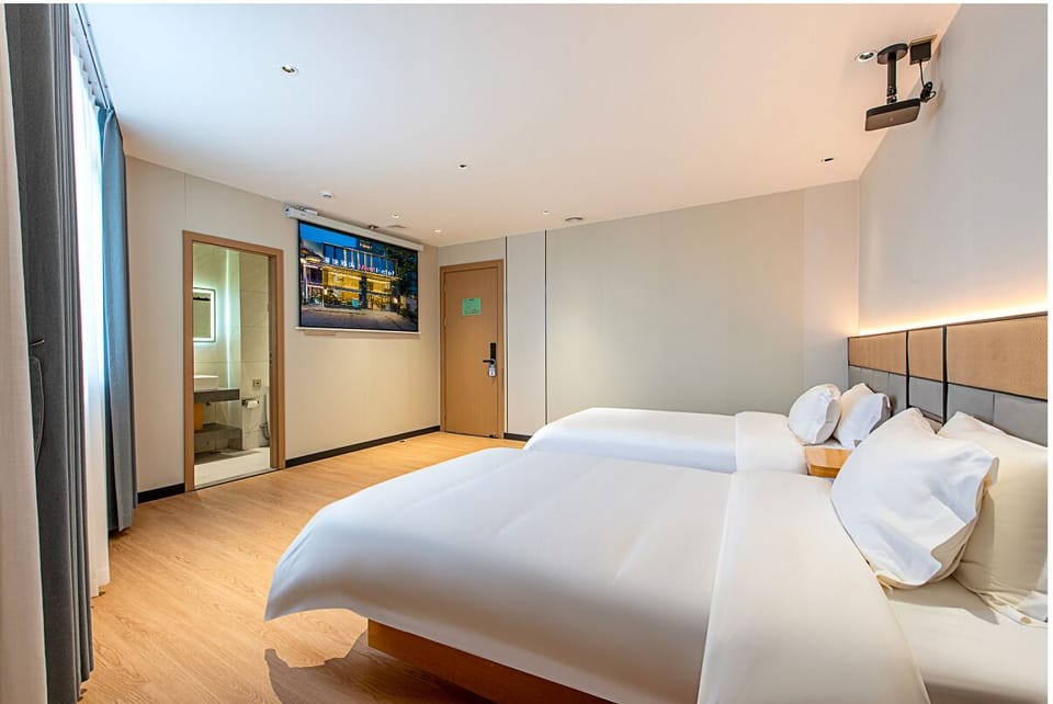 Signature Twin Room, Courtyard View | Egyptian cotton sheets, premium bedding, pillowtop beds, minibar