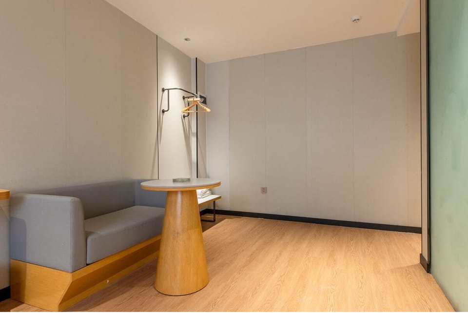 Executive Double Room, Roll-in Shower, Courtyard View | Interior
