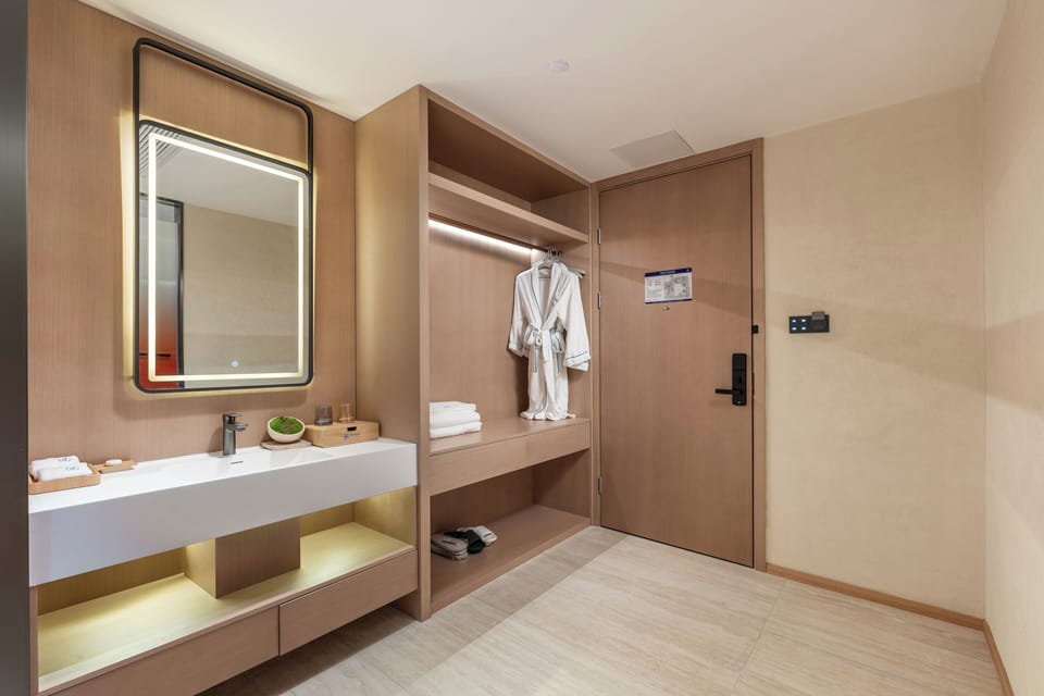 Comfort Double Room | Bathroom | Shower, free toiletries, hair dryer, slippers