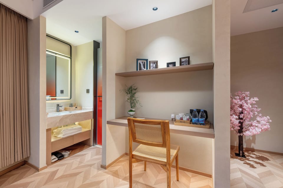 Luxury Suite, City View | Interior