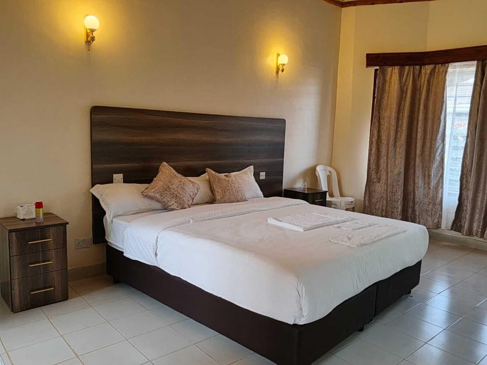 Executive Room, Lanai | Desk, laptop workspace, WiFi (free)