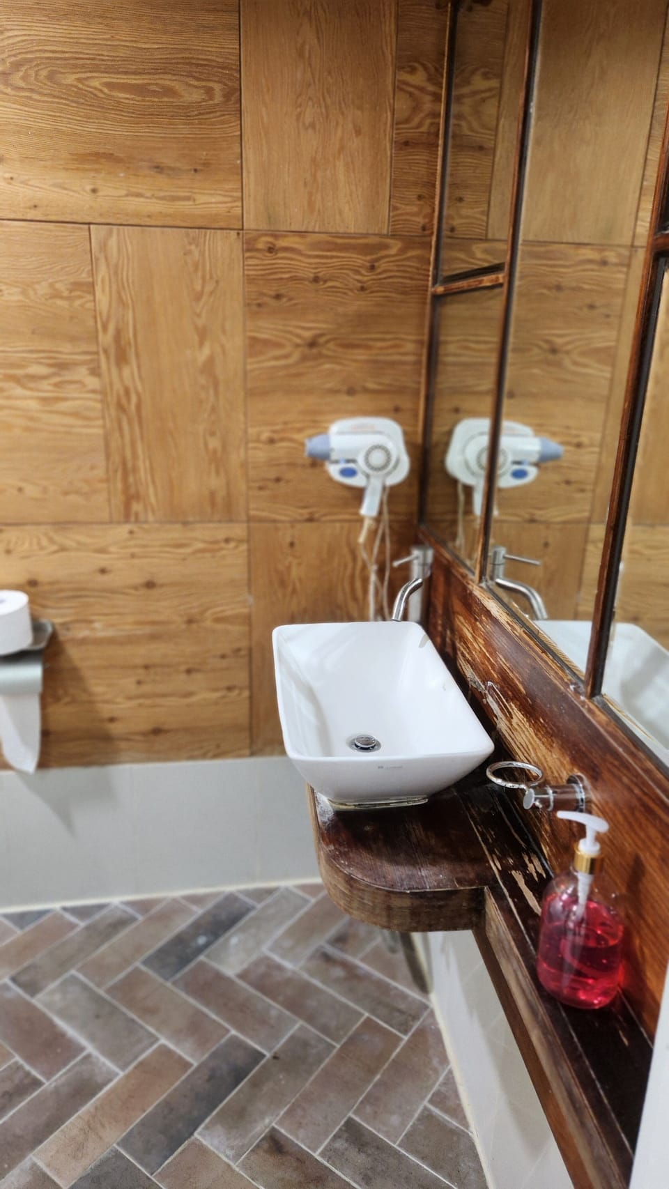 Basic Room | Bathroom | Hair dryer, slippers, towels