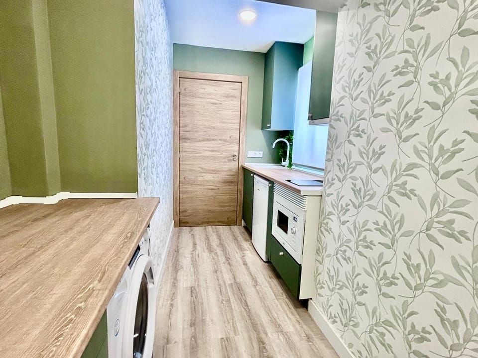 Deluxe Apartment, Balcony, Courtyard View | Private kitchen