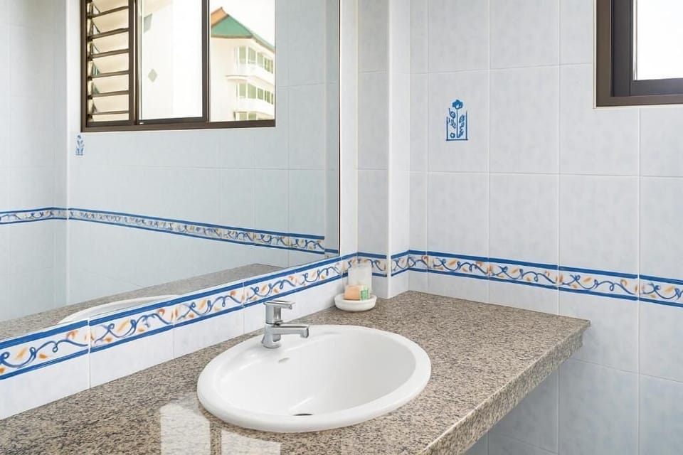 Deluxe Double Room, Balcony, City View | Bathroom | Shower, free toiletries, towels, toilet paper