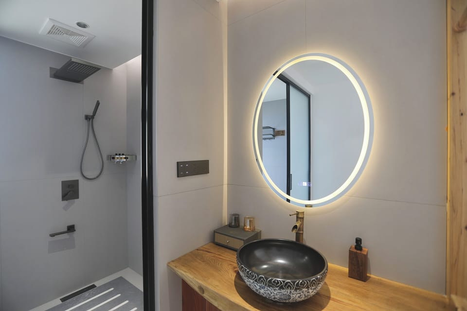 Deluxe Double Room | Bathroom | Free toiletries, hair dryer, towels, shampoo