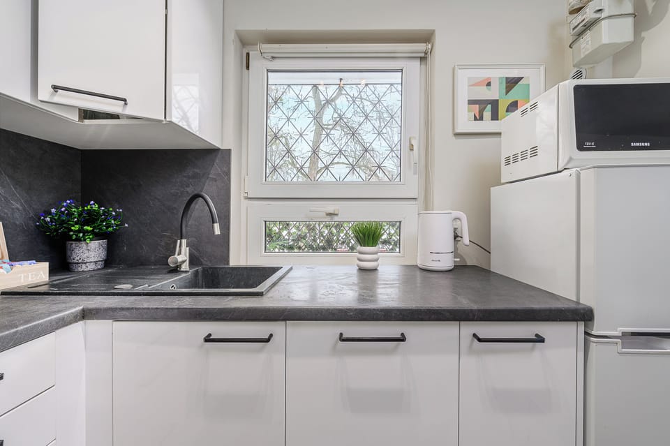 Comfort Apartment, Courtyard View | Private kitchen | Electric kettle