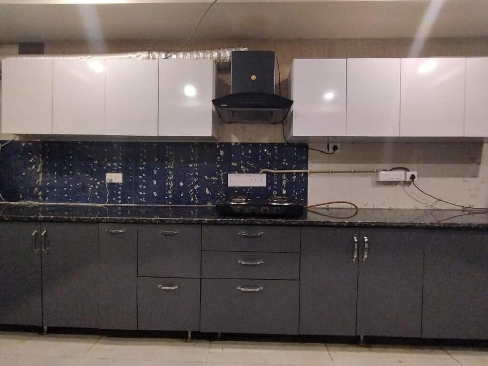 Full-size fridge, dishwasher, cookware/dishes/utensils