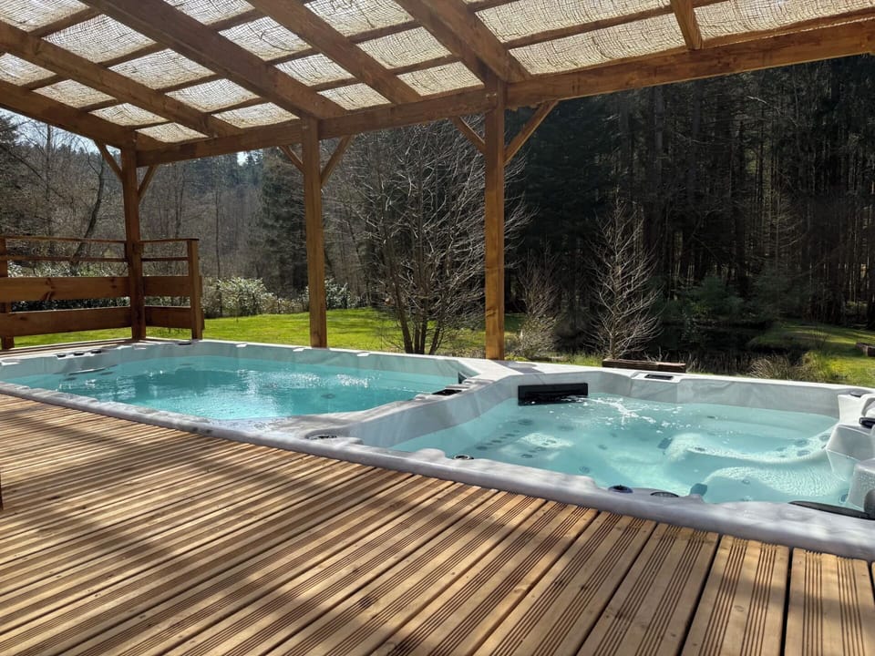 Outdoor spa tub
