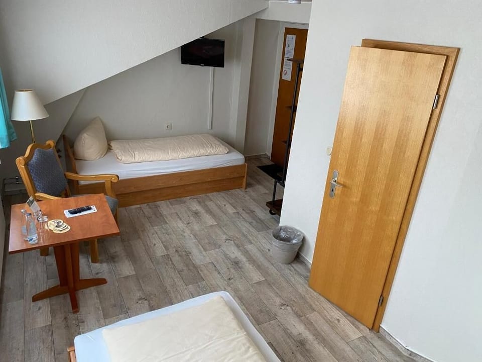 Standard Twin Room, Balcony, Courtyard View | Laptop workspace, free cribs/infant beds, free WiFi, bed sheets